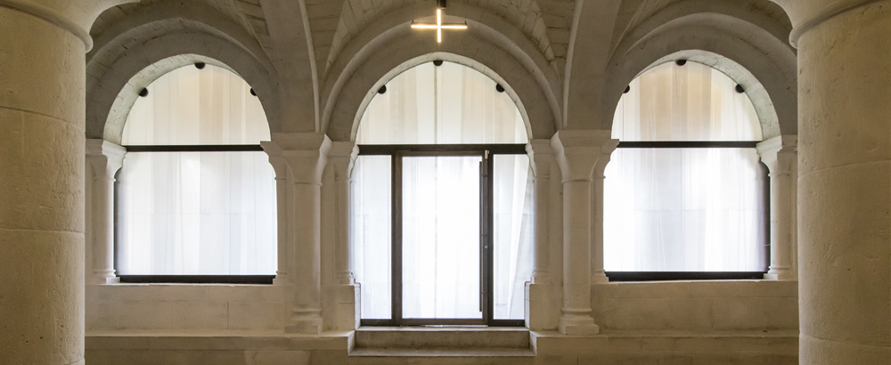 Vitraux en collage sur verre dans la salle du Trésor de la cathédrale Saint-Front de Périgueux