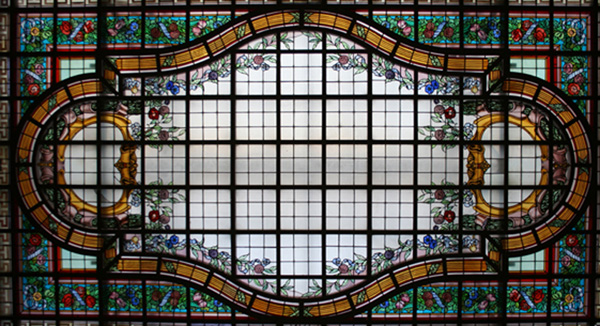 Plafond en vitrail à décor de guirlandes fleuries et encadrement doré