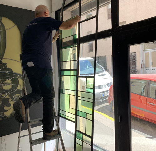 Pose d’un vitrail contemporain dans un châssis métallique